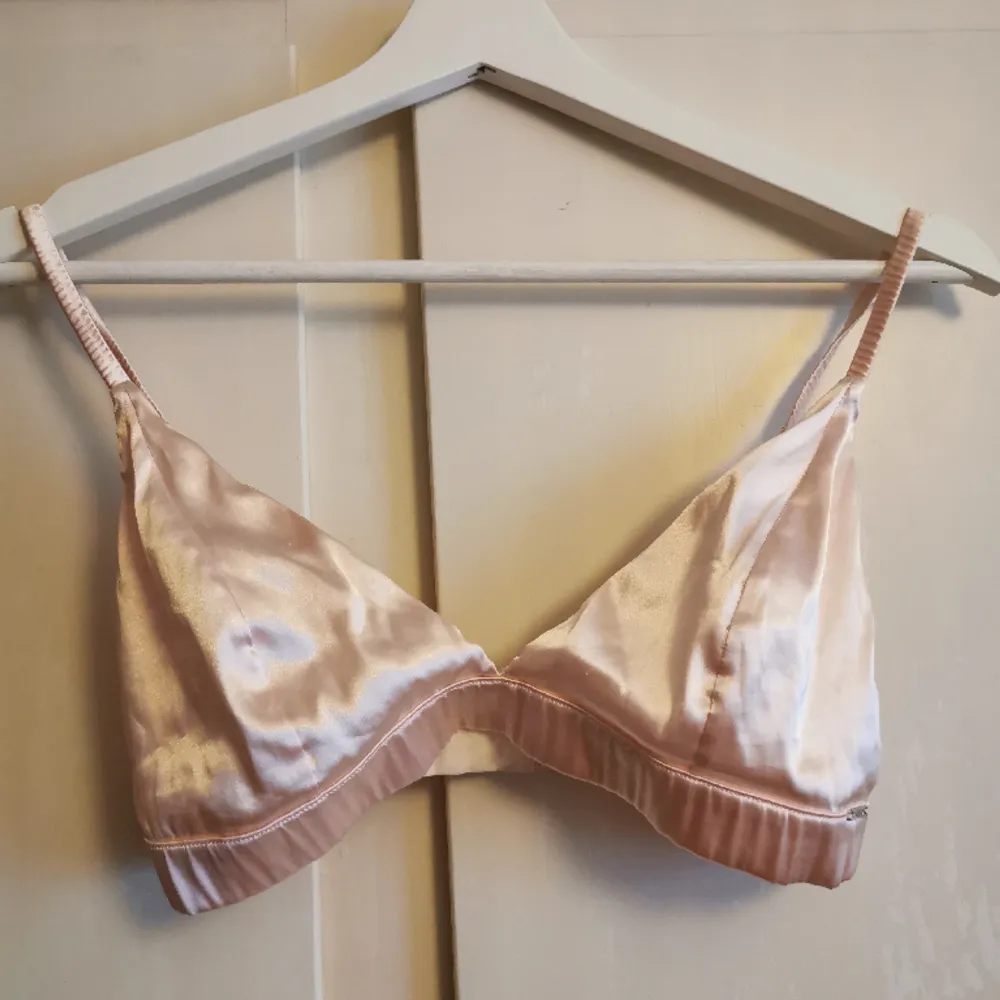 Bralette i siden-liknande tyg från Lindex, märket Ella M! Endast använd få gånger, hoppas någon kan ändra på det. 💕. Övrigt.