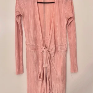 Jag säljer denna fina klänningen varan på grund av att jag inte använder den längre.  - • storlek S • Har används en gång • Bra skick