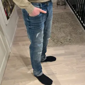 Säljer ett par riktigt snygga slitna jeans i knappt använt skick. Byxorna är slim och sitter bra på mig som är 177 o väger ca 64 kg. sparsamt använda! Dm vid intresse! Mvh Dompacloset priset är diskuterbart