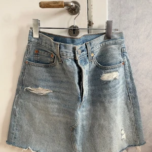 LEVIS jeanskjol strl 29 - Mycket fint skick. 