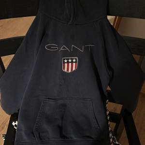Hej säljer nu min Gant hoodie i fint skick, sparsamt använd inga hål eller märken 
