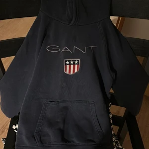Gant hoodie  - Hej säljer nu min Gant hoodie i fint skick, sparsamt använd inga hål eller märken 