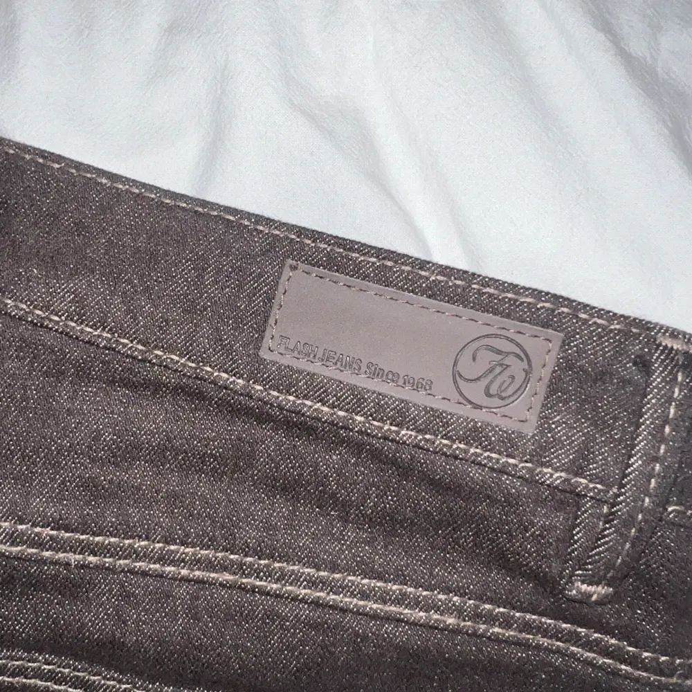 Raka bruna jeans. Använda 2 gånger dvs nyskick.  Kommer ej till användning då de är lite stora. Jeans & Byxor.