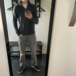 Mörkgrå stickad halfzip - Säljer nu denna snygga stickade halfzip från these glory days. Den är använda ett fåtal gånger och är i nyskick. Nypris:1000kr 