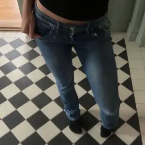 LTB jeans i modellen Valerie. Storlek 27/32. Passar mig perfekt i längden som är 174 cm. Säljer då de tyvärr är lite för stora i midjan, perfekt skick! 
