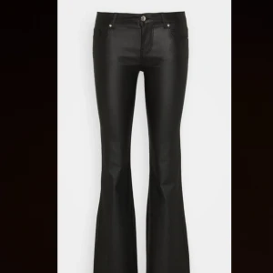 Low waist bootcut skinnbyxor - Intressekoll på dessa helt slutsålda skinnbyxor från Zalando, storlek XXS men är stora i storleken så skulle säga att de även passar XS och S. Som sagt helt slutsålda och väldigt snygga. De är helt nya och helt oanvända!!🖤