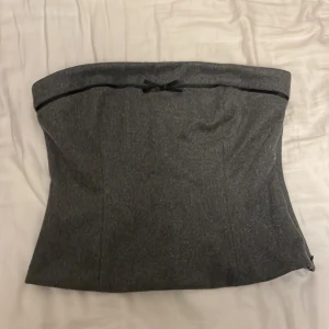 Super fin Zara topp  - Hej, säkjer en helt ny (med lapparna kvar) topp från zara! Säljer eftersom den inte passade och glömde returnera den🥲 Den är storlek M, men passar som en S, beroende på hur stor bröstkorg man har🙃💓