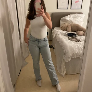 Gina tricot mid waist Jeans  - Säljer dessa snygga mid waist jeans från gina tricot. Jeansen är i bra skick, inget slitage och sitter väldigt bra🥰