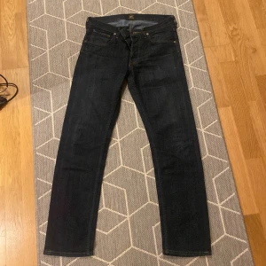 Lee - Säljer min brors Herr byxor från Lee, modell Daren, w31, L 32. Ny pris 1099kr, knappt använda! 