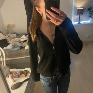 Svart kofta - Säljer denna svarta koftan från gina tricot!💞💞 Säljer för kommer it till användning