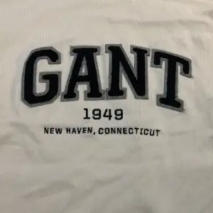 En stickad Gant tröja i väldigt bra skick. Kan hämtas upp i Göteborg men om varan ska skickas så betalar köparen frakt.