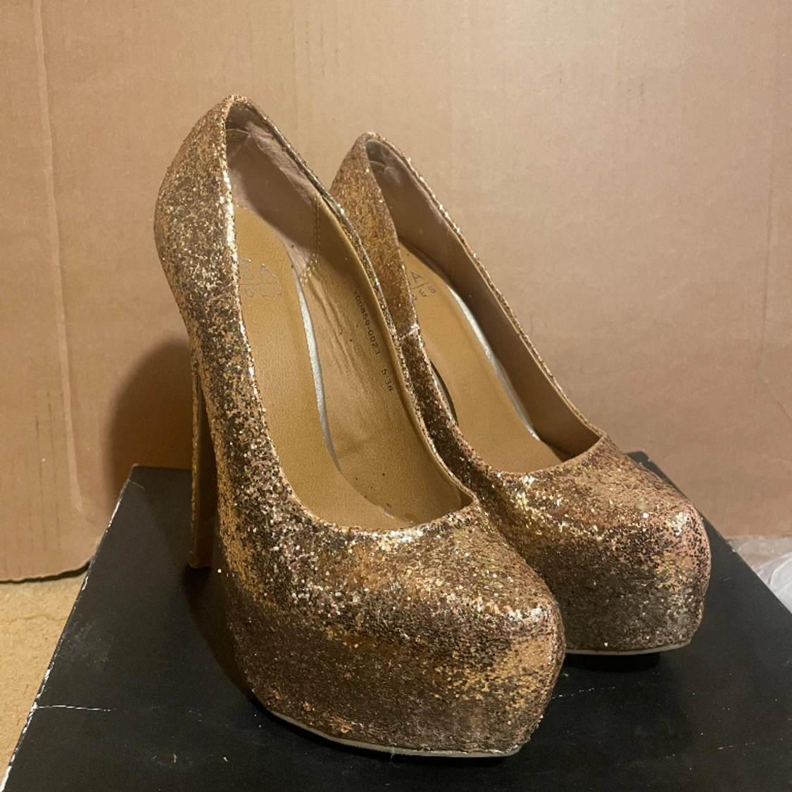 Guld glittriga klackskor  - 90