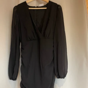 Svart klänning  - Svart v-ringad klänning från veromoda som är lite insydd vid höften (se bild). Använd en gång så är i nytt skickt! Strl S 