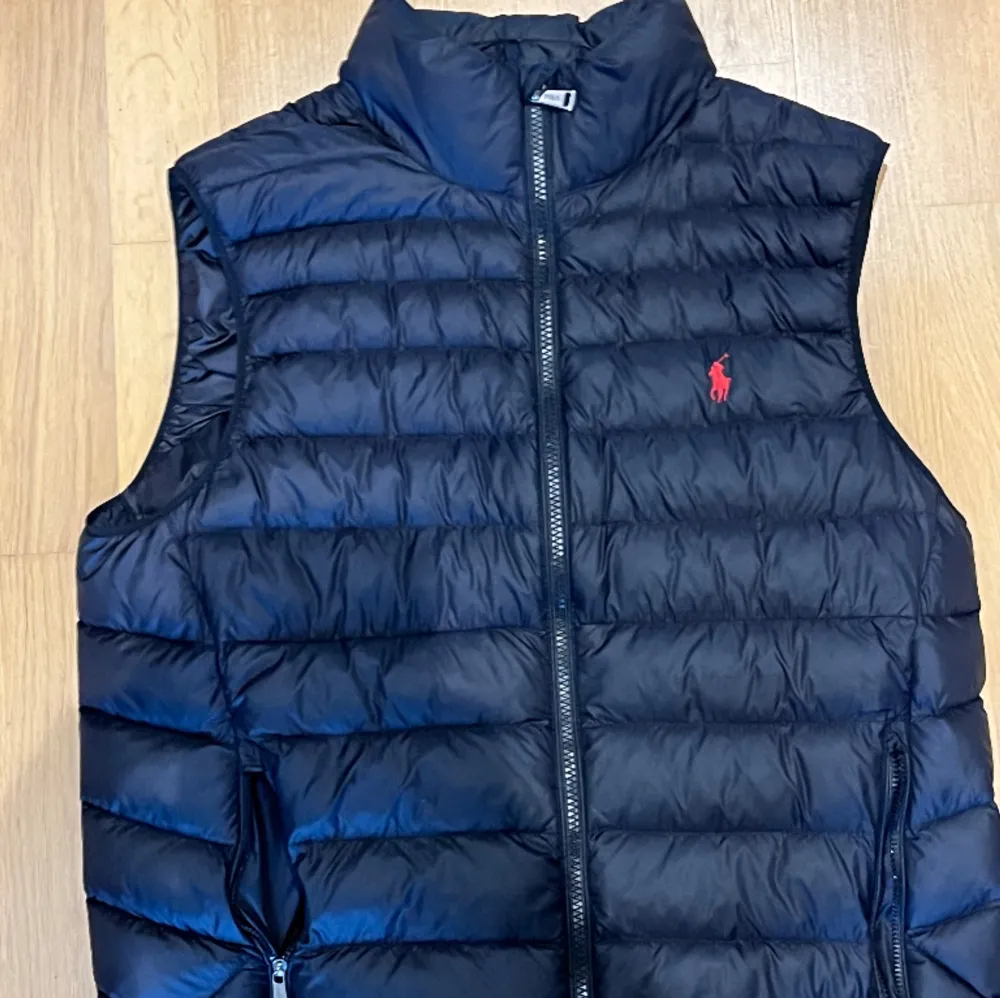 Säljer denna fina ralph lauren västen! Modellnamn: Ralph Lauren  Packable Gilet. Självklart äkta med digitalt kvitto. Helt okej att ställa frågor! Skick: 9/10. Blekinge Luxury garanterar alltid en bra affär🚀. Jackor.