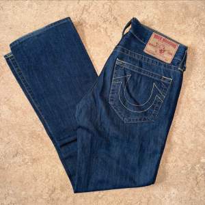 True Religion jeans i modellen Bobby, använda men i gott skick. Storlek: 30, Midja: 41.5 cm Ytterben: 104 cm Benöppning: 21.5 cm