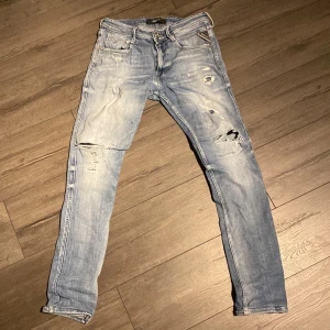 Replay jeans  - Säljer nu dessa riktigt snygga Replay jeansen som endast är använda ett fåtal gånger. Köpta för ca 1500. Skriv vid minsta lilla fundering