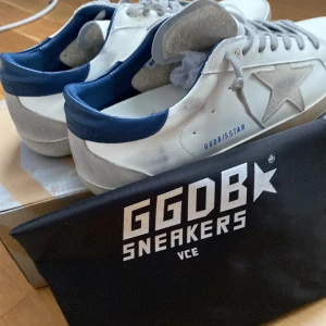 Golden Goose skor - Tjena! Säljer ett par Golden Gosse skor eftersom att dem inte passade mig som har 46 när jag köpte dem här på plick helt nya, men sänker priset än innan. De är helt i nyskick med inga skador. 10/10 i skick!🤙🏻🥳🥳 Pris går att diskutera! DM för frågor!😁 