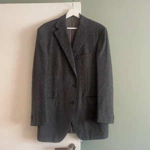 Kavaj  - En grå fin kavaj i fin ull. I mycket gott skick. Köpt second hand, är en herrkavaj i ganska stor storlek (kanske L), jag har använt den som en oversized kavaj. Passar en storlek M-XL beroende på hur man vill ha den. 