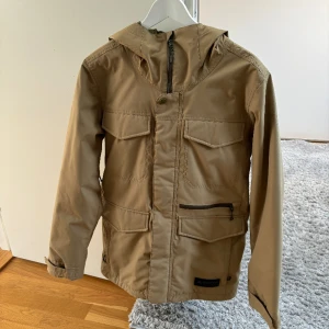 Burton Skid/snowboardjacka - Snygg och skön skidjacka (använd få gånger) med mycket funktioner som t.ex öppningsbara ventilation i armarna, Värmefack för telefon. Nypris 2400kr mitt pris 550kr