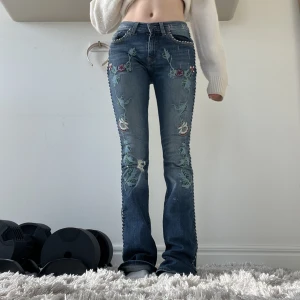Jättesnygga low waist jeans - Jättesnygga low waist jeans! Dom är bootcut och i jöttebra skick! Köpte dem för ca 1200