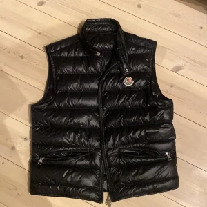 Moncler väst Gui - säljer min feta o eftertraktade Moncler väst modell gui. Den ser helt oanvänd ut och är köpt på mytheresa för ca 1år sedan. har allting org. Strl 2/m sitter som S. pm vid frågor