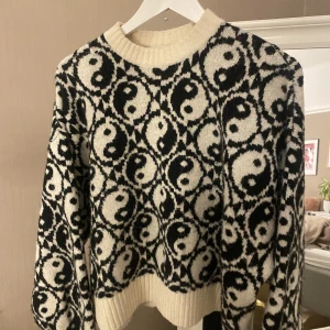 Stickad tröja - Supermysig stickad tröja i bra skick med unikt mönster🧡