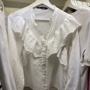 Zara blus - Säljer denna fina Zara blus med broderier på, säljer då jag har andra blusar som andvänds mer
