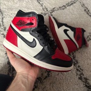 Jordan 1 - Säljer denna perfekt Jordan 1 High Par - Skick: 8/10 - Storlek 40.5 - Säljer för 700kr -  Öppen för  förhandlingar - PM vid intresse eller eventuella frågor📩