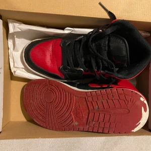 Jordan 1 - Jordan 1 i använt men bra skick. Storlek 38. 