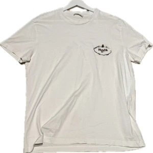 Prada T-shirt - Prada tshirt Storlek: M Skick: Bra skick, ser helt ny ut. Inga tecken på användning eller flaws. Som ny. Tveka inte på att kontakta oss vid frågor. Fler bilder kan självklart fås vid önskan. 