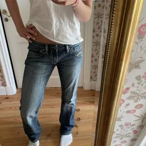 Jätte fina lågmidjade diesel jeans som tyvärr är lite för små för mig som vanligtvis har st 38. Lånade bilder från förra ägaren!😊