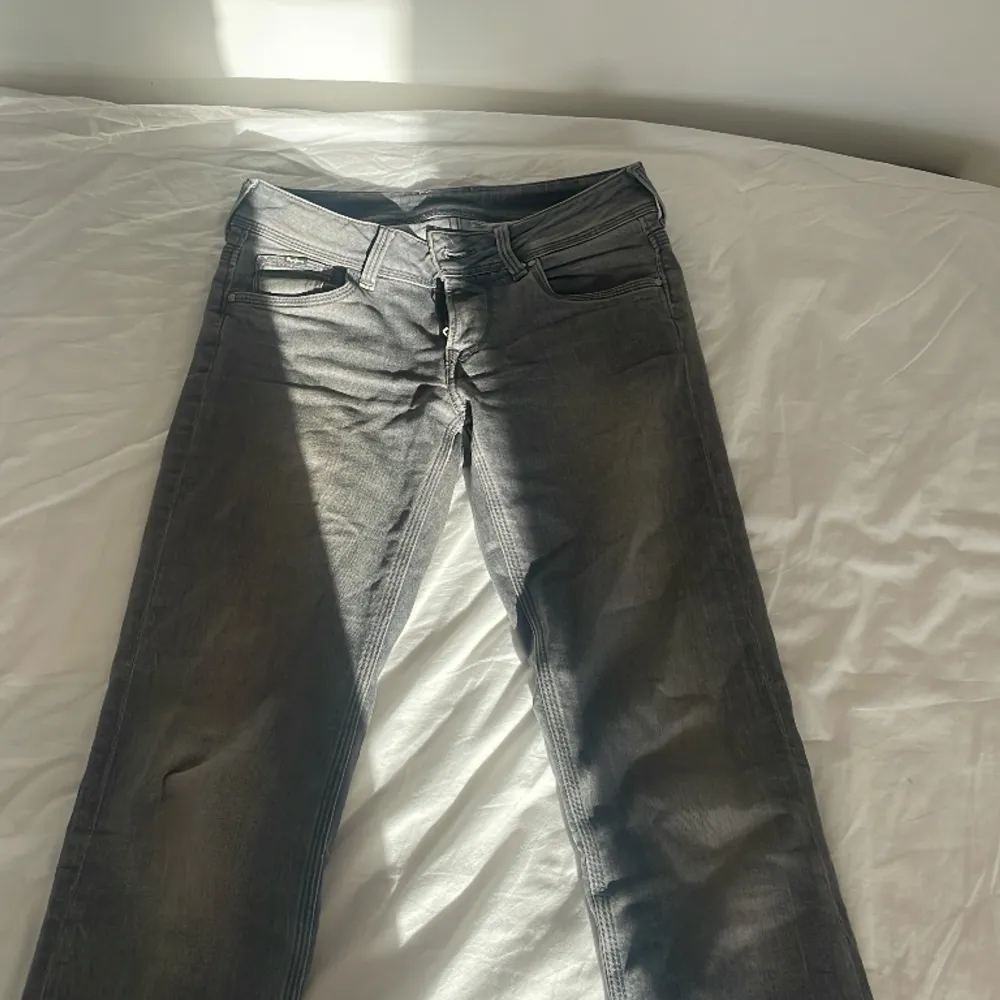 Säljer dessa fina lågmidjade jeans från pepe då de ej kommer till användning!🥰är köpte från Zalando och i storlek 25x32 och passar mig som brukar ha 34/36 i jeans!🤩🤩. Jeans & Byxor.