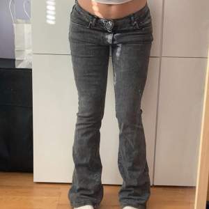 Säljer dessa lågmidjade jeans i stl 36 då de är för små för mig! De har ”slitningar” bak i hälen då de är för långa för mig.