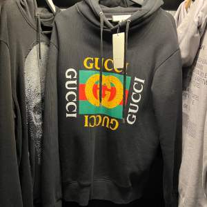Gucci hoodie som är tvättad en gång. Ägt den i 4 år och väldigt sparsamt använd. Säljes eller bytes mot något likvärdigt. Ny kostade den $899