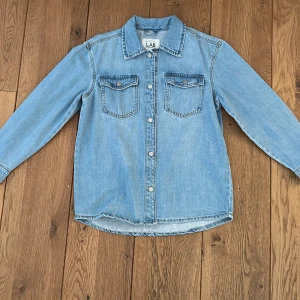 Snygg jeans jacka - Jätte snygg jeans jacka ifrån LAB industries. Den är i väldigt bra skick, jag har bara använt 1 gång. 