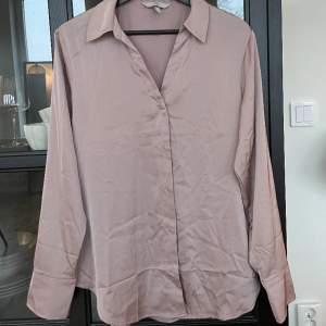 Rosa satin bluse/Skjorte. En aning lang hvis du er kort. I størrelse M. Brukt fåtal ganger. 