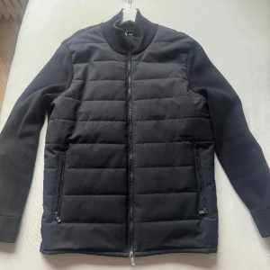 Massimo Dutti cardigan - Säljer en Massimo Dutti cardigan jacka som inte säljs längre. Nyskick endast använd 2 ggr. Storleken är L men passar M