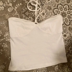 topp  - säljer denna topp, storlek L men liten i storleken har själv S o den passar bra!💕