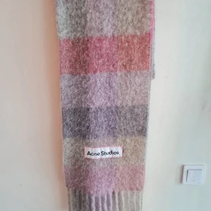 Acne halsduk i  - Halsduk i fint skick, härlig färgkombo. Passar allt.  Ca 28*250 cm. 