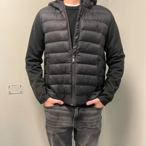 Ralph Laurent cardigan  - Säljer nu min riktig feta Ralph Laurent cardigan perfekt nu för våren. Den är otroligt stilren och knappt använd. Skick 10/10. Kom DM för prisförslag, kan tänka mig att sänka pris för snabb affär. 