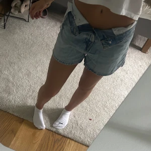 Blå levi’s shorts  - Säljer för kommer inte till andvänning, nyskick då dom nästan aldrig är använda