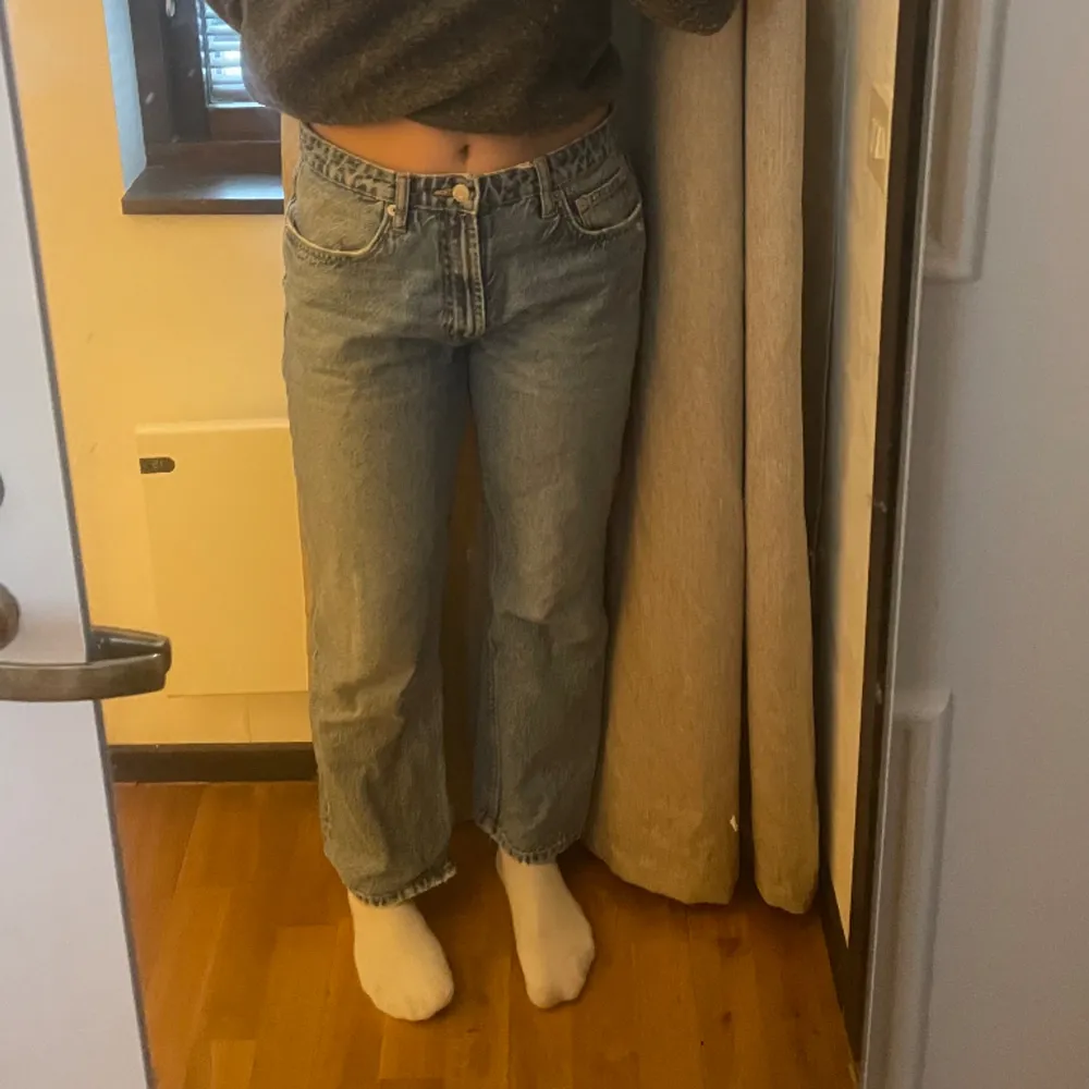 Blå jeans med medelhög midja ifrån Zara, strl 40 men passar mig som vanligtvis är strl 36/38. Jag är 162cm lång💙. Jeans & Byxor.