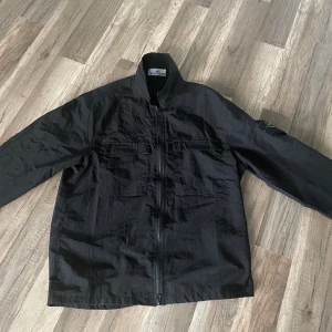 Stone Island Overshirt - Väldigt nice Stone Island Overshirt, i bra skick 9/10  Pris ej hugget i sten vid snabb affär!