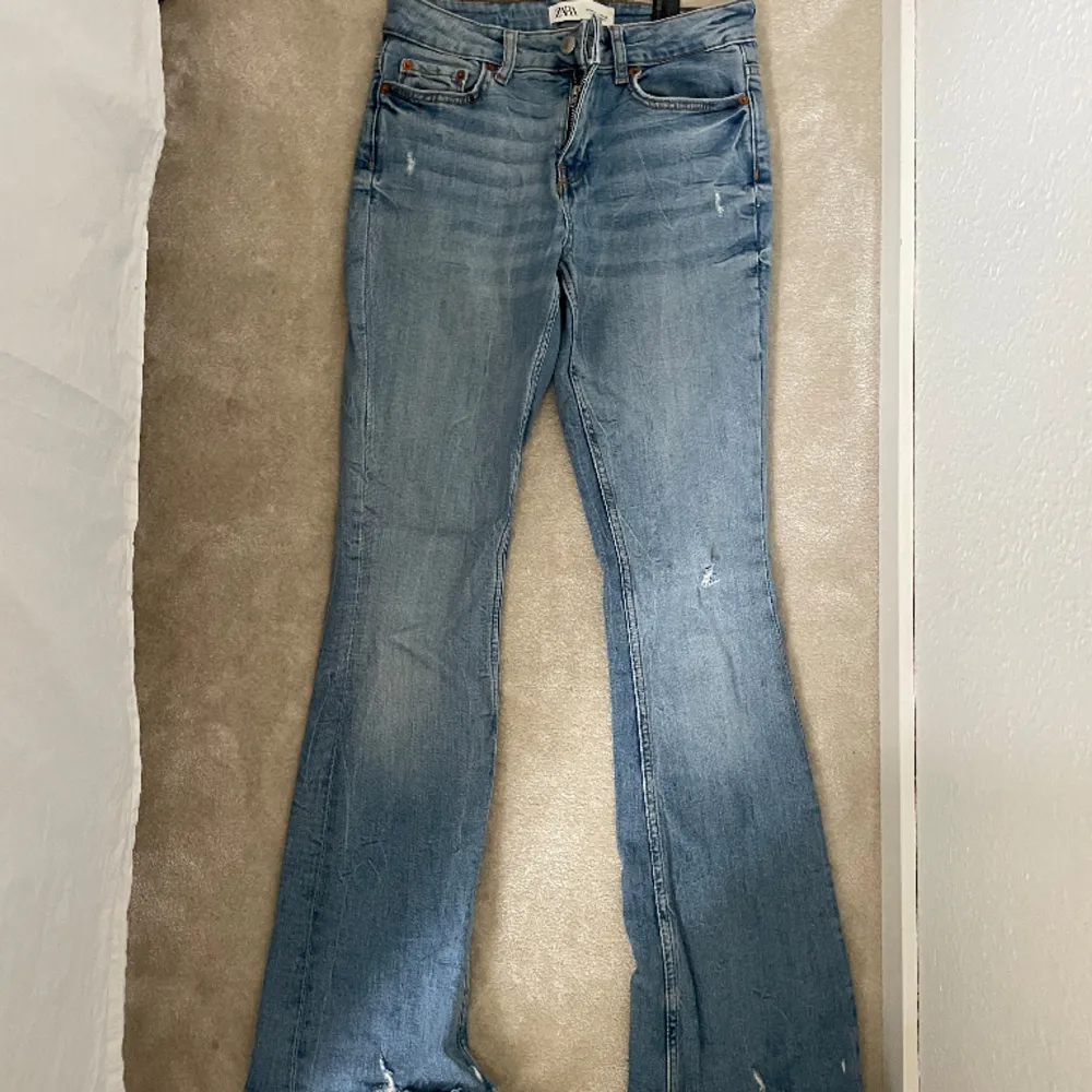 Bootcut jeans från zara i stolek 34. Jeans & Byxor.