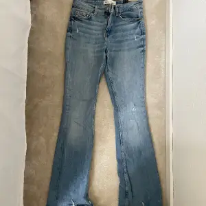 Bootcut jeans från zara i stolek 34