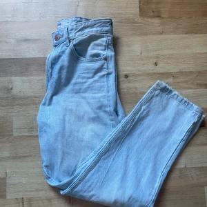 Bershka 90’d wide  - Säljer nu ett par Berska 90’s wide i storlek W34. Bra skick, inte använda så ofta. Mitt pris är 199kr men det går att diskutera vid snabb affär.