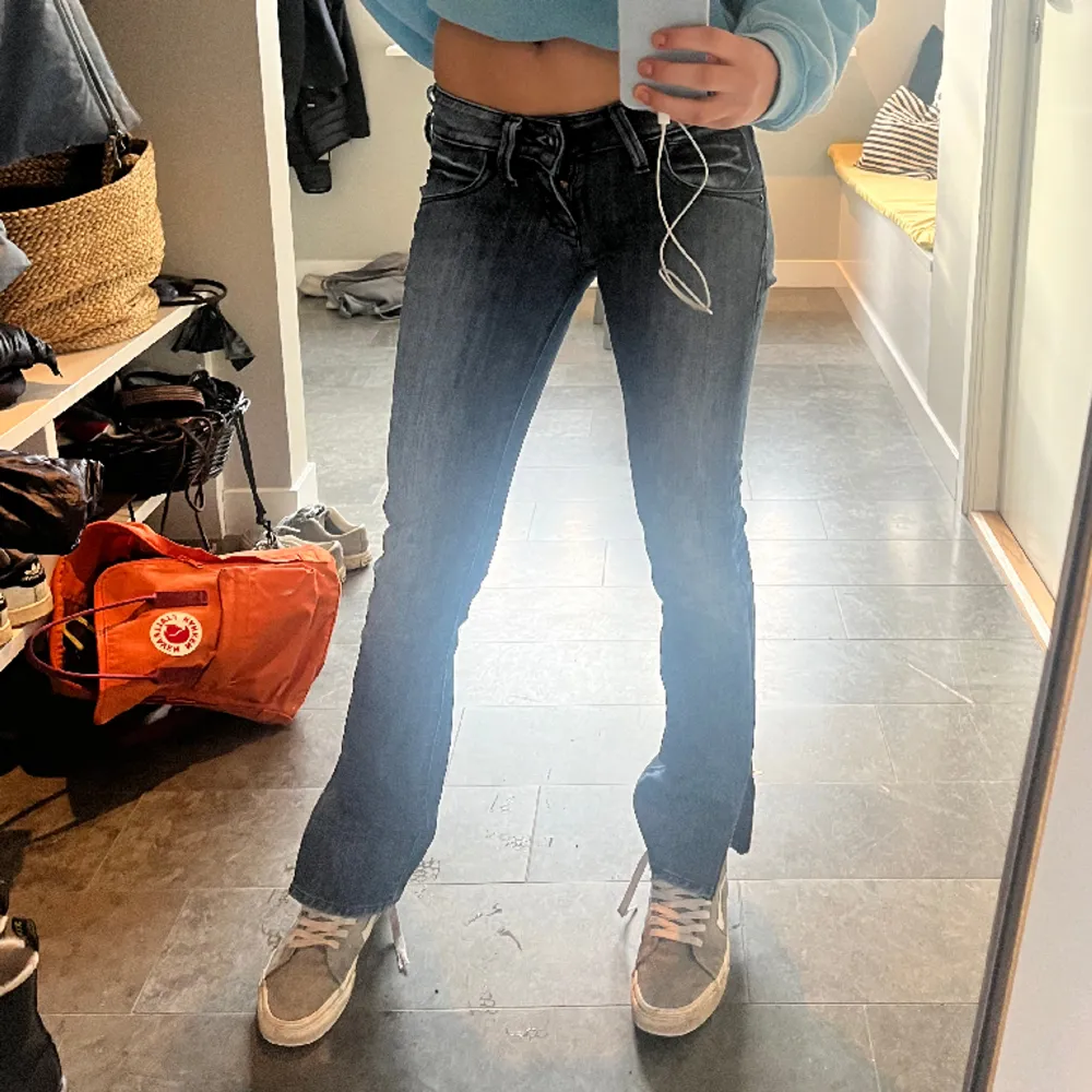 Lågmidjade jeans från märket Lee köpta second hand men passade inte mig utan var lite för tajta i midjan. Jag är rätt lång, 175, så de är gränsfall för korta för mig men skulle passa perfekt för kortare!!💘💘💘. Jeans & Byxor.