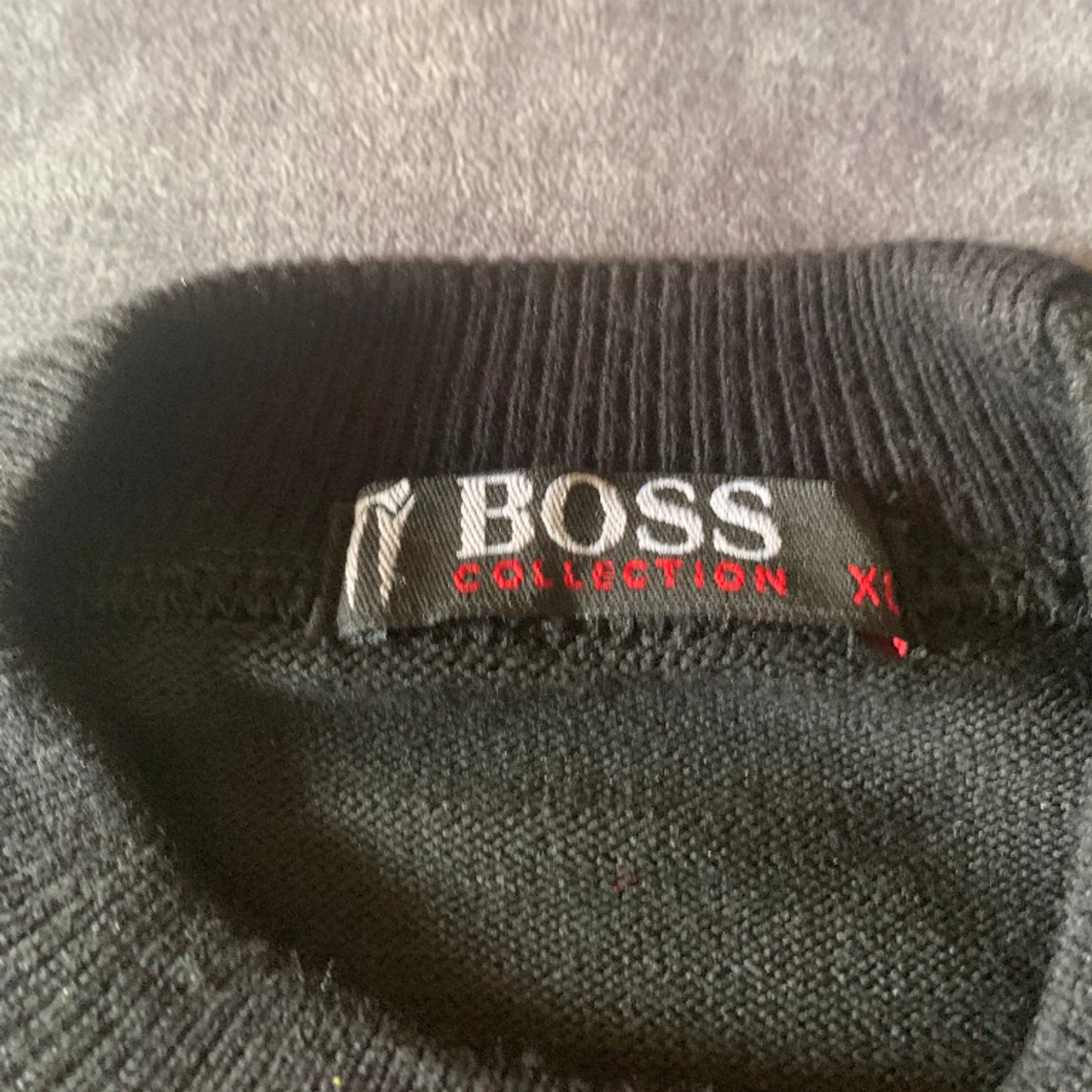 En Hugo boss tröja använd lite. Om du har frågar var inte rädd o fråga  - 90