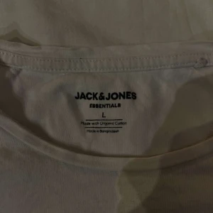 Jack & Jones T-shirts  - 3 stycken t-shirts. 2 svarta en 1 vit. Styck pris 80kr men alla 3 för 180kr. Köparen står för frakten.
