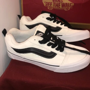 Vans skor - Byten Accepteras | Unika Vita  Old Skool KNU Vans | inga Slitage eller Fläckar | original pris 1 000kr, mitt pris 700kr | Priset är Inte Hugget i Sten| box med följer!!